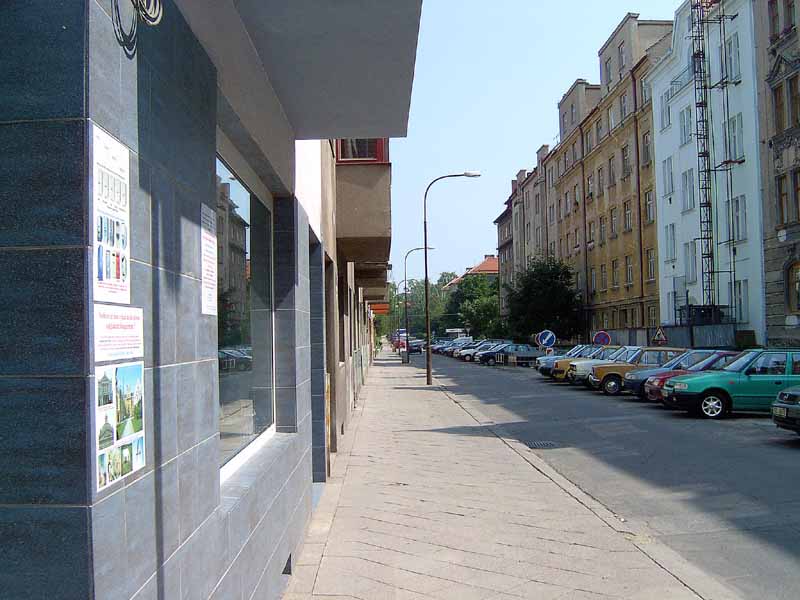 Chldkova ulice, vlevo prodejna HD elektro v.o.s.